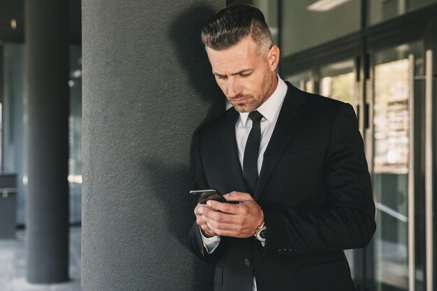 Portrait d'un jeune homme d'affaires concentré