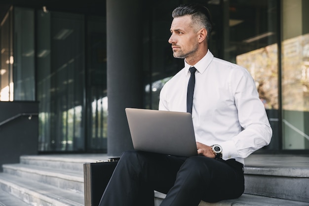 Portrait d'un jeune homme d'affaires concentré