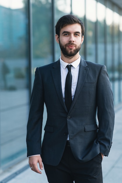 Portrait d&#39;un jeune homme d&#39;affaires contre un bâtiment