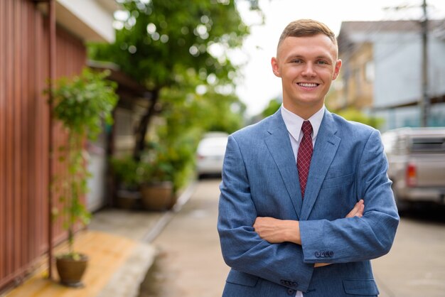 Portrait de jeune homme d'affaires dans les rues à l'extérieur