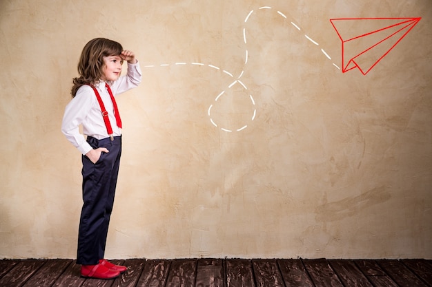 Portrait de jeune homme d'affaires enfant au bureau. Concept de démarrage d'entreprise créative