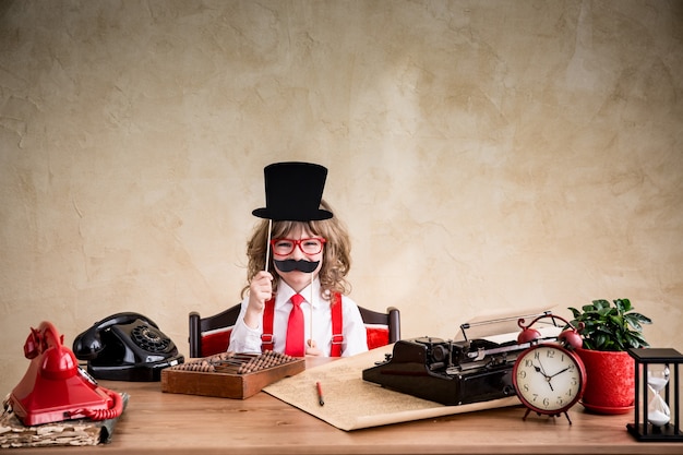 Portrait de jeune homme d'affaires enfant au bureau. Concept d'entreprise de féminisme