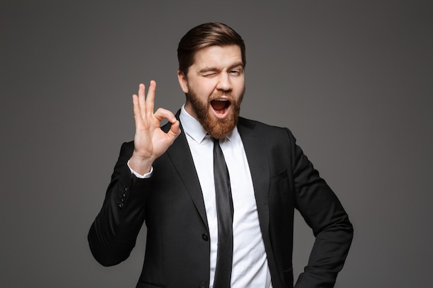 Portrait d'un jeune homme d'affaires heureux