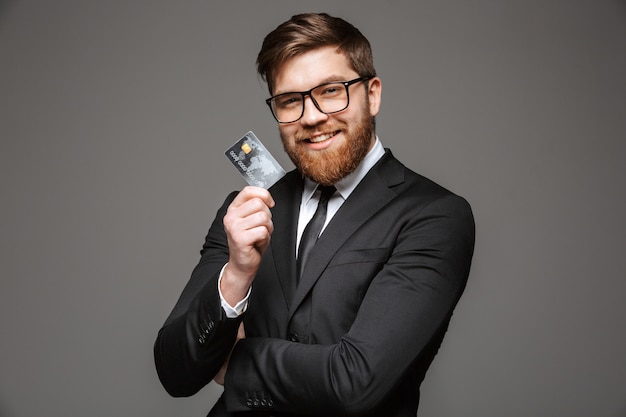 Portrait d'un jeune homme d'affaires heureux