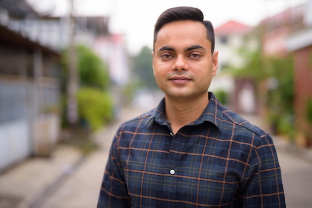 Portrait de jeune homme d'affaires indien beau dans les rues à l'extérieur