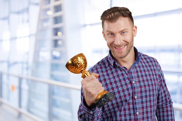 Photo portrait de jeune homme d'affaires avec ordinateur portable