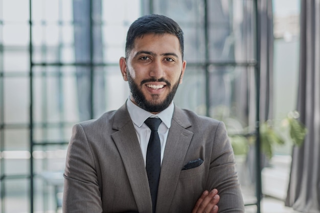 Portrait d'un jeune homme d'affaires prospère au bureau