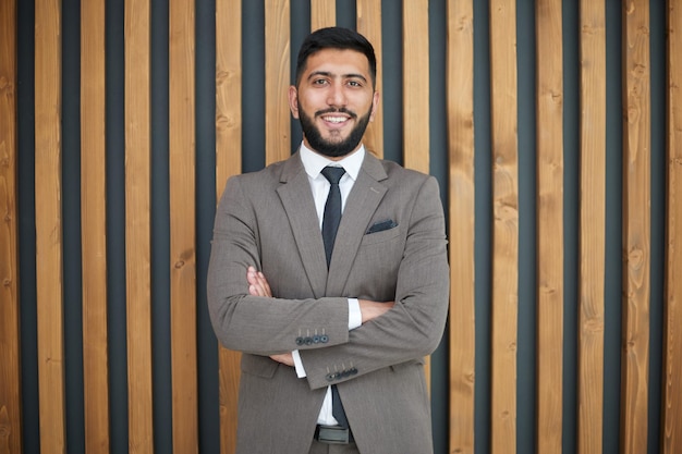 Portrait d'un jeune homme d'affaires prospère au bureau