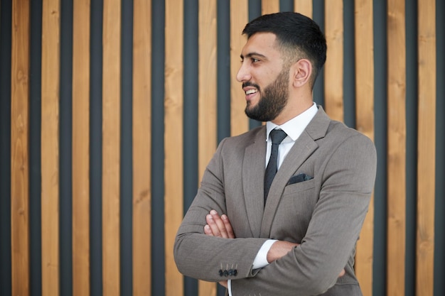 Portrait d'un jeune homme d'affaires prospère au bureau