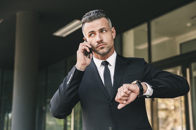 Portrait d'un jeune homme d'affaires prospère