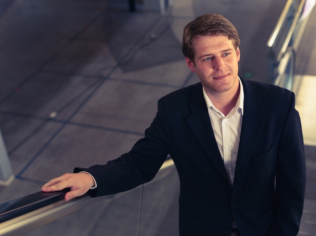 Portrait de jeune homme d'affaires scandinave beau à l'aéroport de la ville