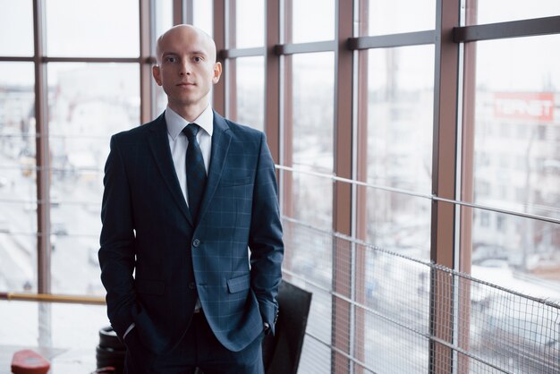 Portrait de jeune homme d'affaires souriant au bureau