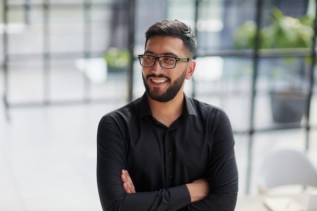 Portrait de jeune homme d'affaires souriant au bureau