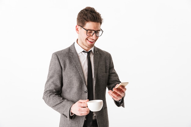 Portrait d'un jeune homme d'affaires souriant