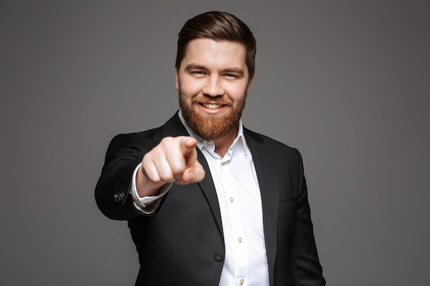 Portrait d'un jeune homme d'affaires souriant