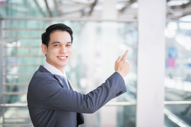 Portrait d'un jeune homme d'affaires souriant