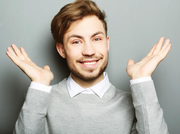 Portrait d'un jeune homme d'affaires surpris expression du visage