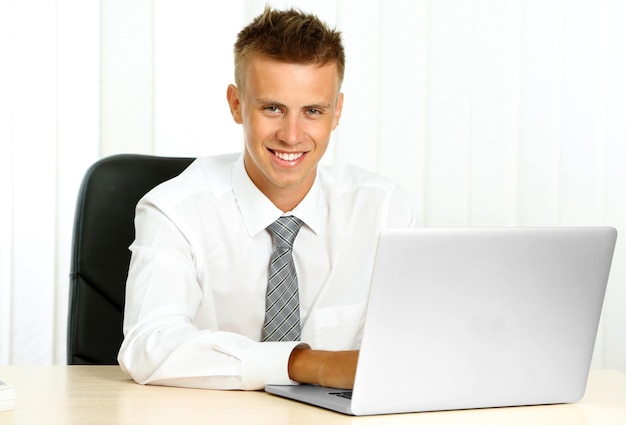 Portrait de jeune homme d'affaires travaillant au bureau