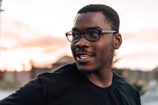 Portrait de jeune homme africain debout dans la rue