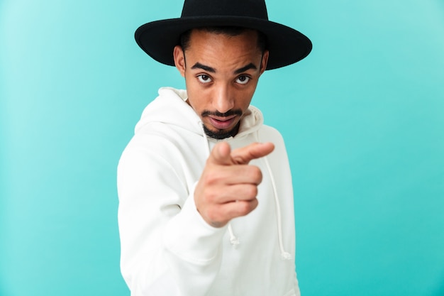 Portrait d'un jeune homme afro-américain confiant au chapeau