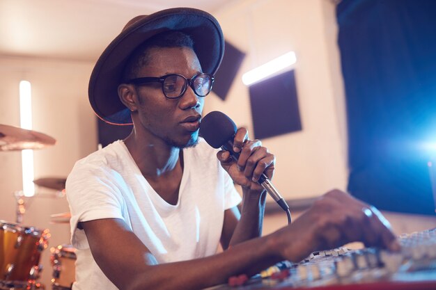 Portrait de jeune homme afro-américain écrivant de la musique en studio d'enregistrement