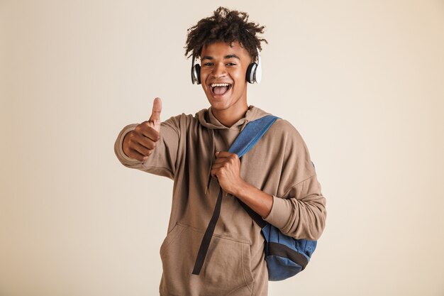 Portrait d'un jeune homme afro-américain gai