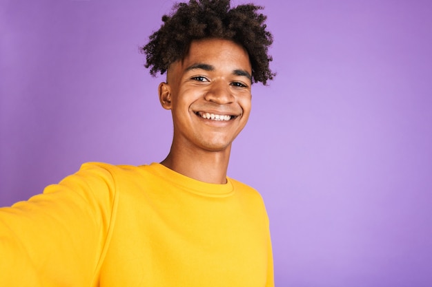 Photo portrait d'un jeune homme afro-américain gai