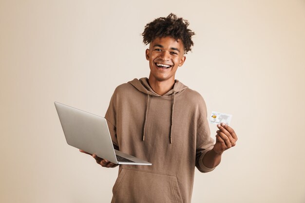 Portrait d'un jeune homme afro-américain heureux