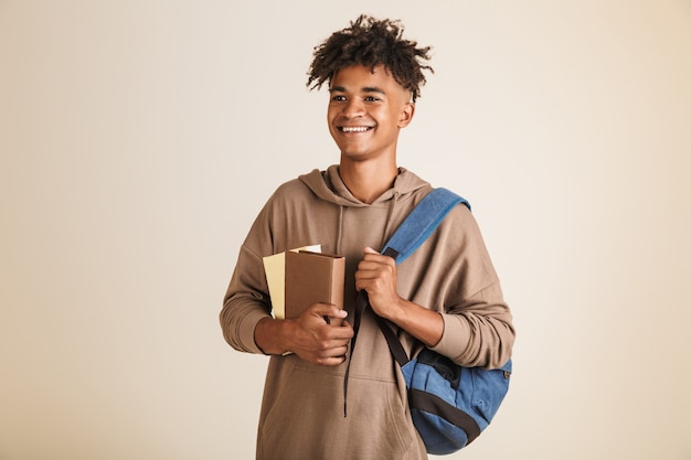 Portrait d'un jeune homme afro-américain joyeux