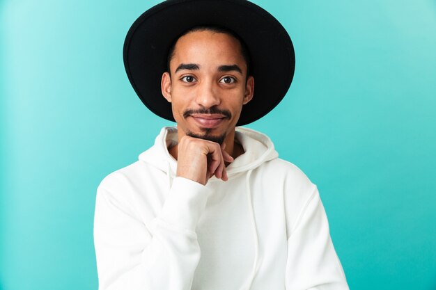 Portrait d'un jeune homme afro-américain souriant