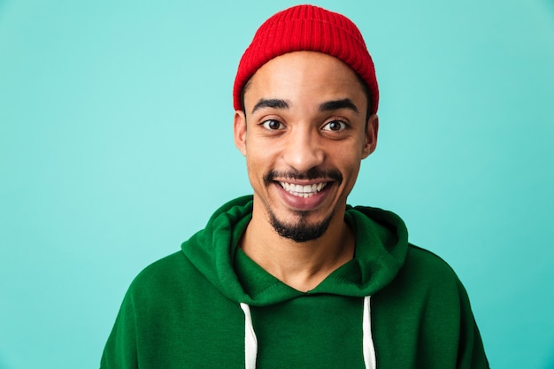 Portrait d'un jeune homme afro-américain souriant