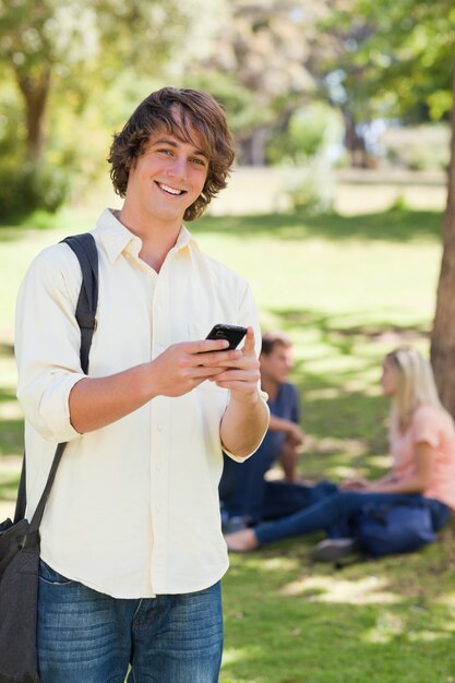 Portrait d&#39;un jeune homme à l&#39;aide d&#39;un smartphone