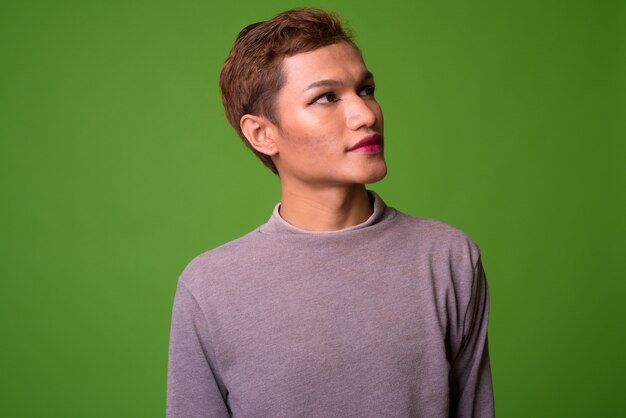 Portrait de jeune homme asiatique androgyne portant du maquillage