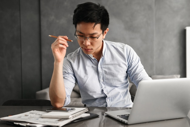 Portrait d'un jeune homme asiatique concentré