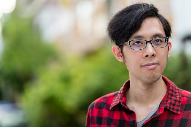 Portrait de jeune homme asiatique dans les rues à l'extérieur