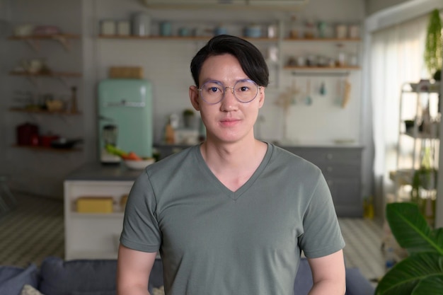 Portrait de jeune homme asiatique dans le salon à la maison