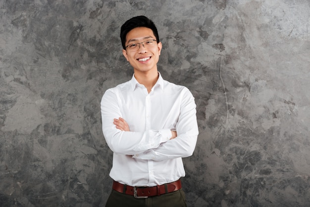 Portrait d'un jeune homme asiatique heureux habillé en chemise