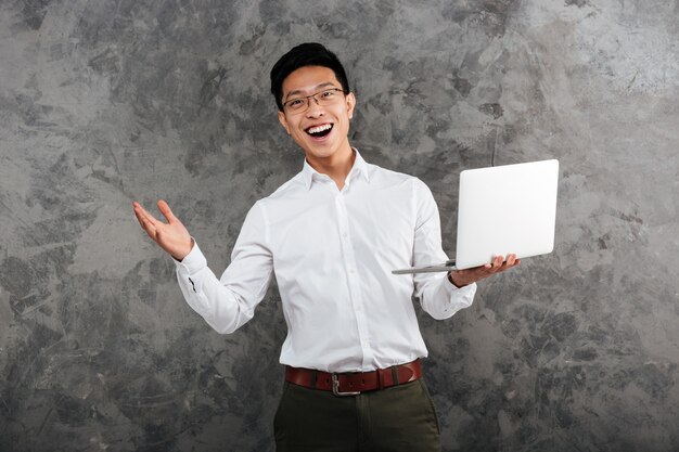 Portrait d'un jeune homme asiatique heureux habillé en chemise