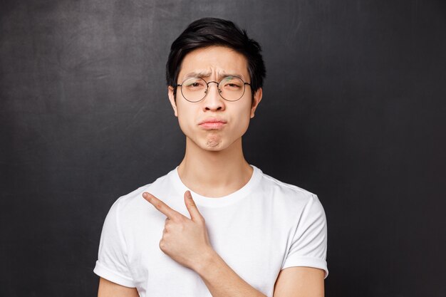 Portrait de jeune homme asiatique ludique et drôle excité