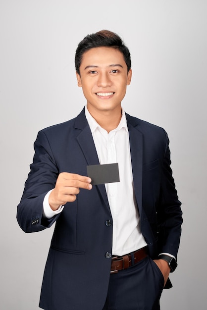 Portrait De Jeune Homme Asiatique Montrant Une Carte De Visite