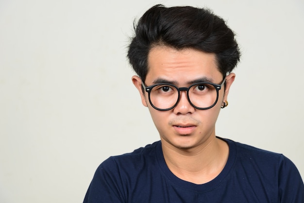 Portrait de jeune homme asiatique nerd avec des lunettes