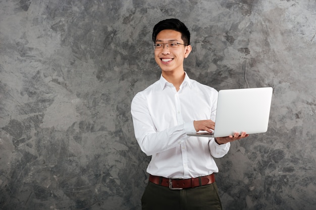 Portrait d'un jeune homme asiatique souriant vêtu d'une chemise
