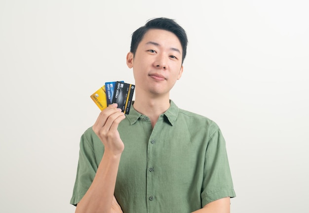 portrait, jeune, homme asiatique, tenue, carte crédit, blanc, fond