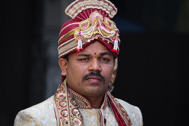 Portrait d'un jeune homme asiatique en tenue de mariage traditionnelle. Inde. Mariage indien