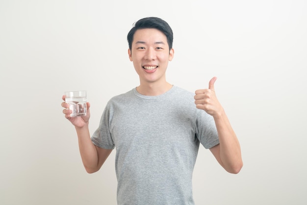 Portrait jeune homme asiatique avec un verre d'eau à portée de main