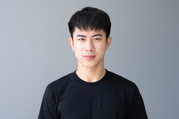 Portrait de jeune homme asiatique