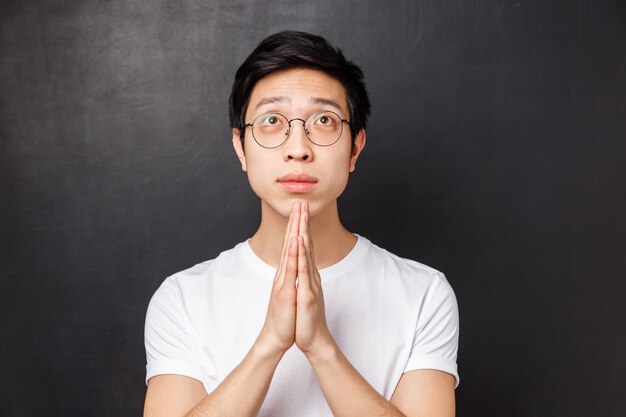 Portrait d'un jeune homme asiatique