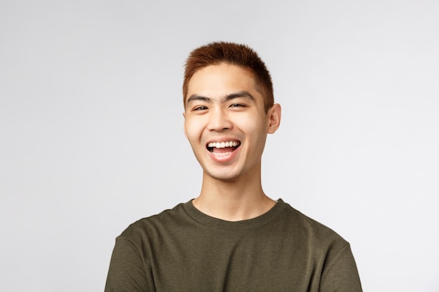 Portrait d'un jeune homme asiatique