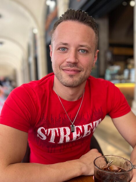 Photo portrait d'un jeune homme assis au restaurant