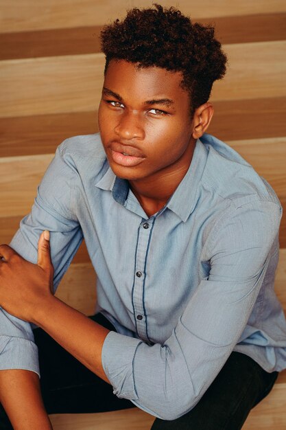 Photo portrait d'un jeune homme assis sur l'escalier